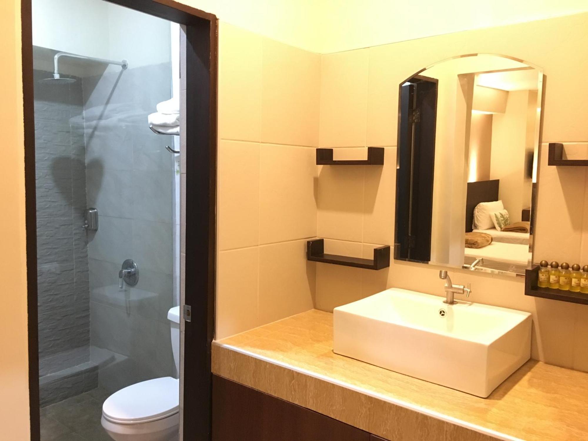 Eon Centennial Resort Hotel & Waterpark Iloilo City Værelse billede