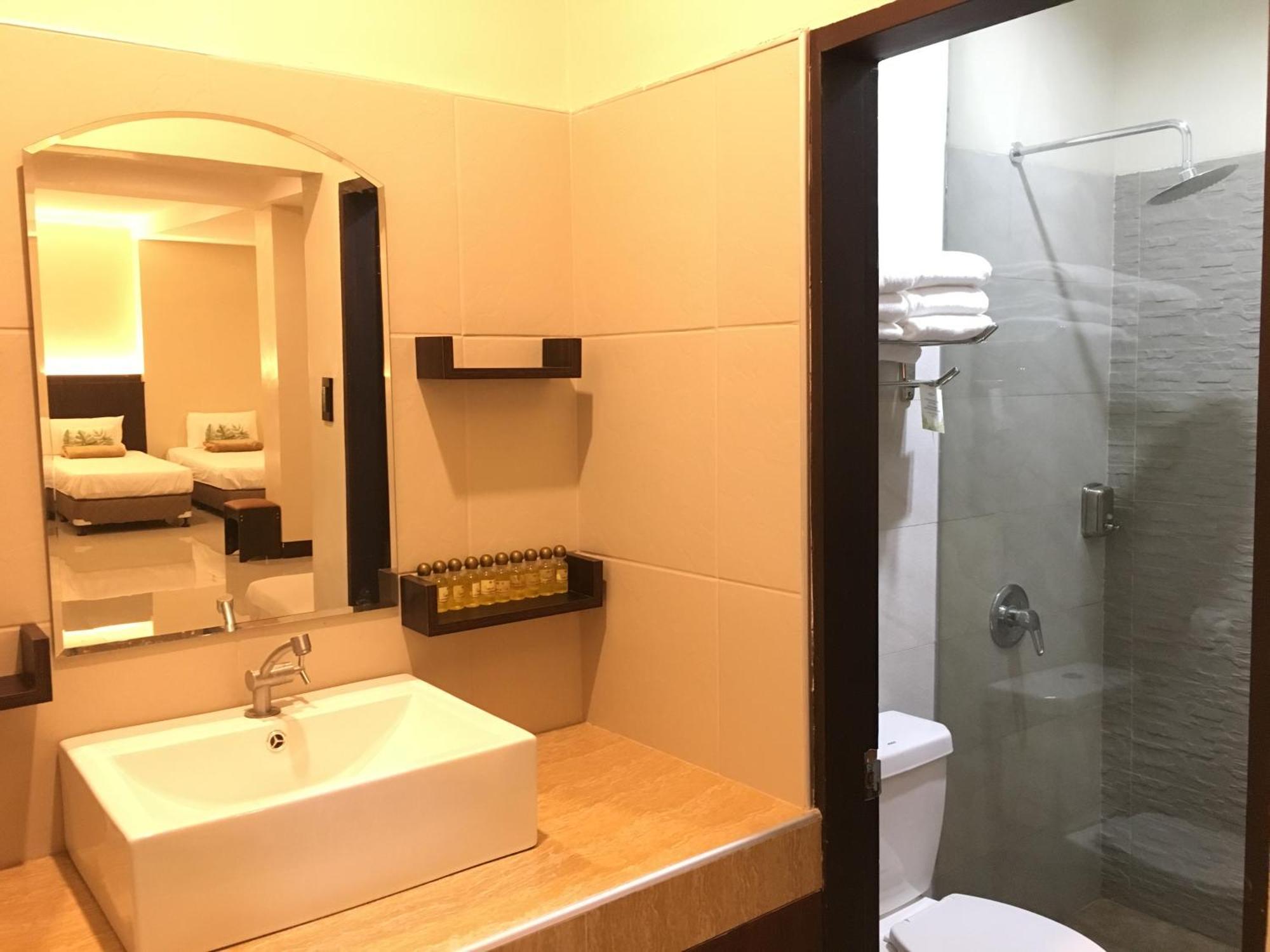 Eon Centennial Resort Hotel & Waterpark Iloilo City Værelse billede